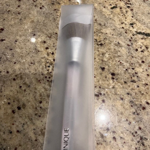 Clinique Face Powder Brush - Picture 2 of 2